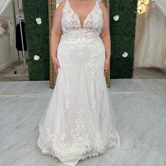 Gorgeous beaded and lace trumpet style ivory wedding dress! Size 20.